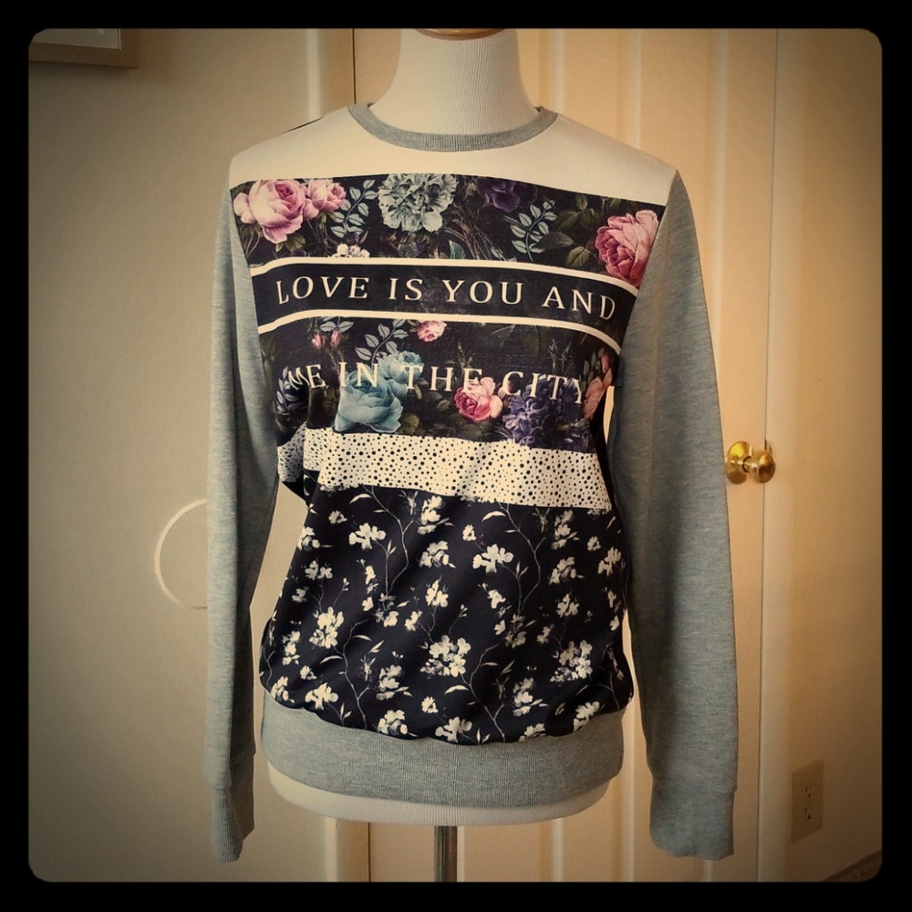 🎈3/$20🎈Graphic crewneck sweater Medium
